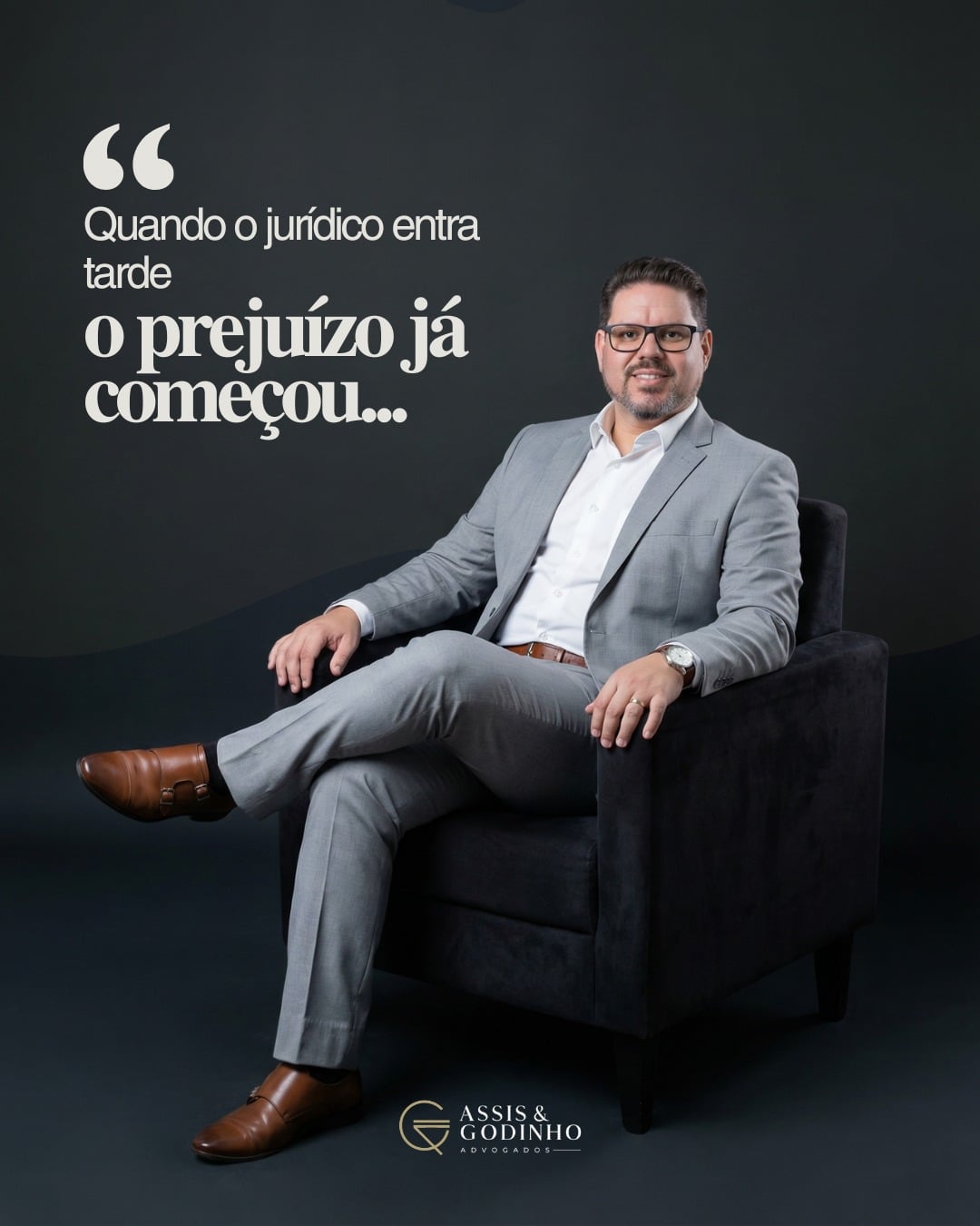 No condomínio, o problema raramente começa no processo, começa antes, quando a gestão decide no improviso e só chama o jurídico quando o conflito já virou disputa, quando a assembleia já foi contestada ou quando a multa já está sendo questionada. O jurídico preventivo não é custo para “evitar dor de cabeça”, ele é estrutura para decisões que precisam se sustentar, para procedimentos que reduzem retrabalho e para uma gestão que não depende de sorte. Condomínio não precisa de mais tensão, precisa de mais método. Se você quer entender como a atuação preventiva pode organizar decisões e reduzir risco jurídico na rotina do condomínio, chame no direct. #direitocondominial #juridicopreventivo #gestaocondominial #condominios #assembleia #regimentointerno