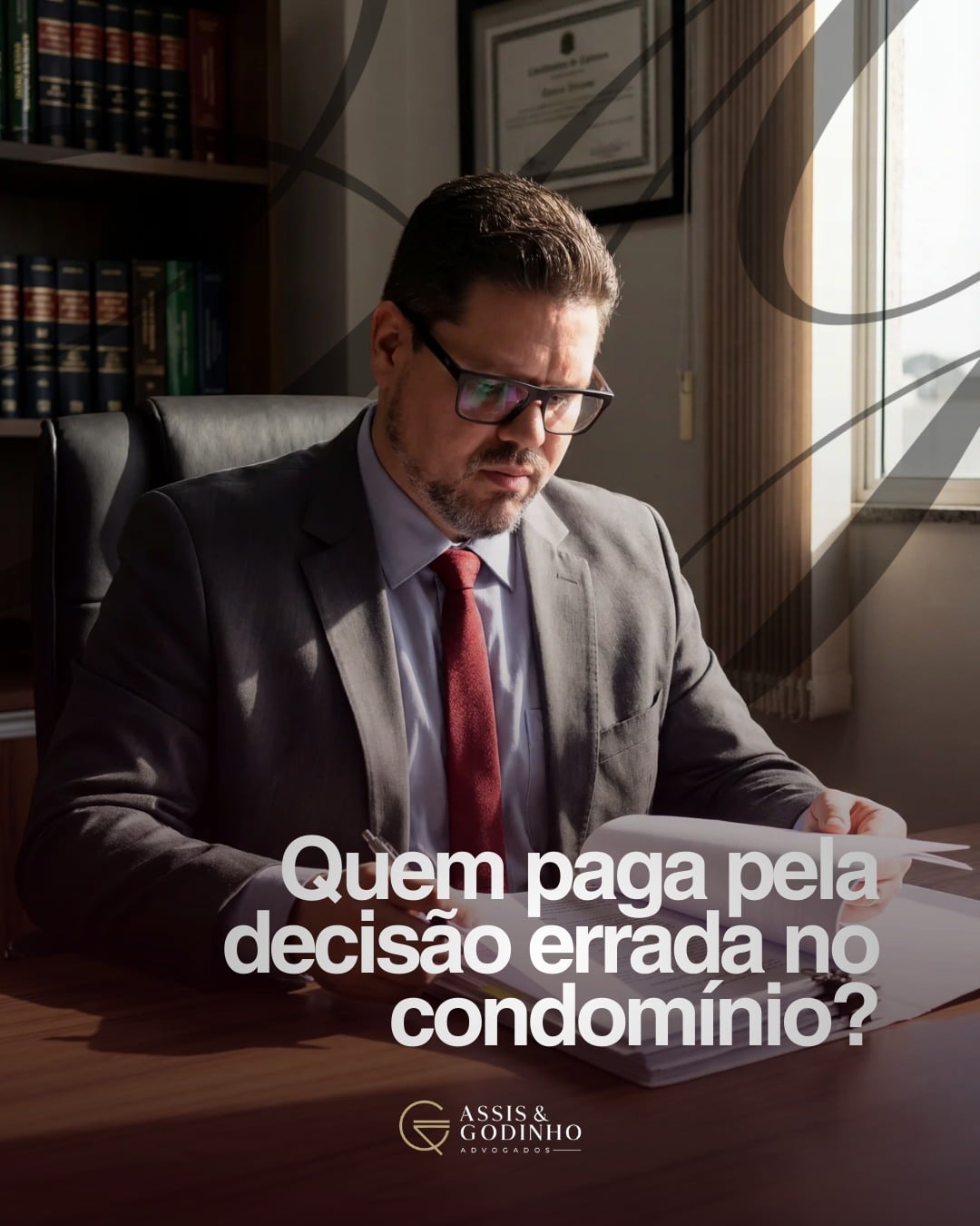 No dia a dia da gestão condominial, muitas decisões são tomadas com pressa, às vezes para evitar desgaste, às vezes para resolver um problema que não pode esperar. Existem situações em que uma decisão individual, mesmo que seja bem intencionada, pode gerar reflexos para todo o condomínio. Quando há impacto financeiro, prejuízo a moradores ou descumprimento de procedimento, a discussão deixa de ser pessoal e passa a envolver a coletividade. É comum ouvir que “foi o síndico que decidiu”, mas na prática, dependendo do contexto, quem pode acabar respondendo é o condomínio como um todo. Por isso, gestão responsável não é deixar de decidir, é decidir com fundamento, com critério e com estrutura que sustente aquela escolha no futuro. Prevenção jurídica não trava a administração, ela protege a coletividade de riscos que surgem justamente das decisões tomadas no improviso. #sindico #direitocondominial #responsabilidadecivil #condominios #administracaodecondominio